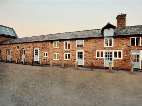 The Coaching Barns Motell Wem Exteriör bild